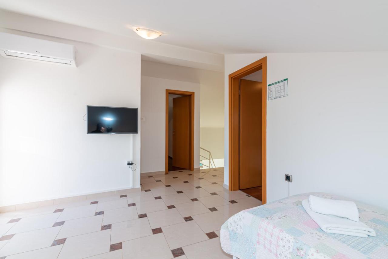 Beautiful Apartment Lovorka 6 , Baska, Krk Dış mekan fotoğraf